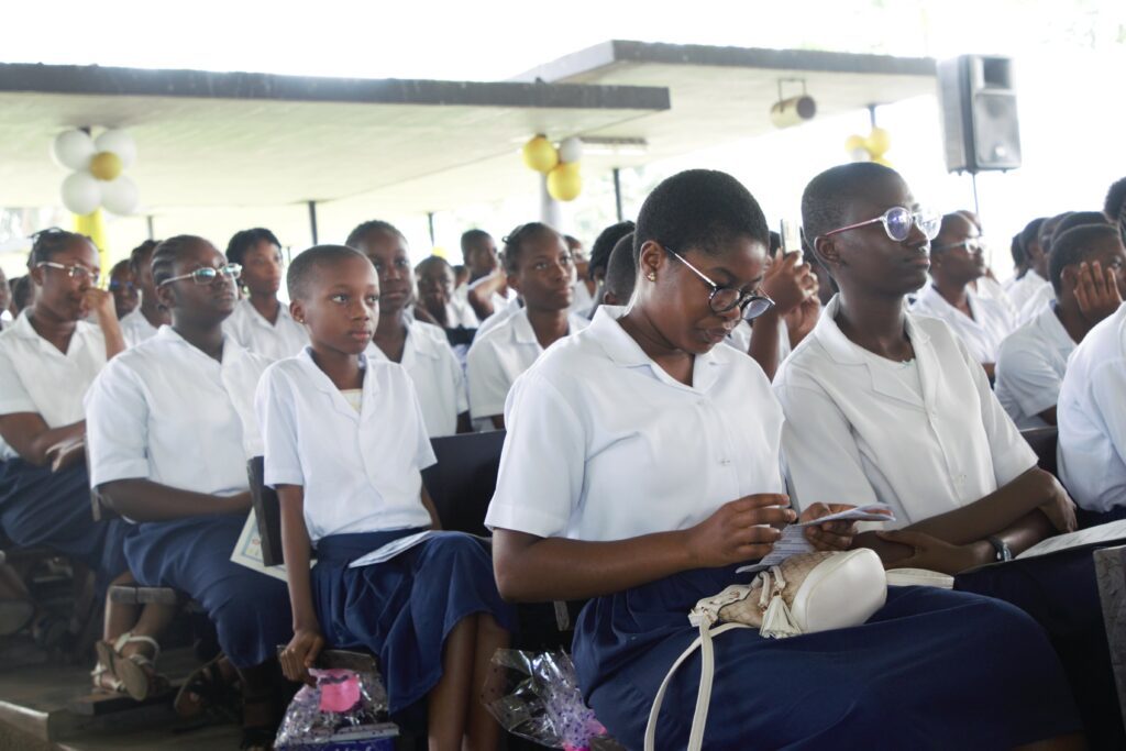 Actions sociales / JD Éditions fête l’excellence et le mérite au Lycée Sainte-Marie de Cocody.