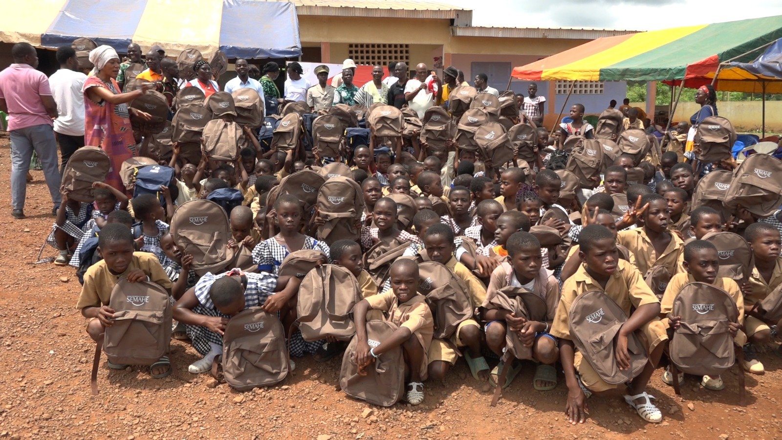 Éducation : la Fondation SEMAHE distribue 300 kits scolaires aux élèves de Tobly Bangolo