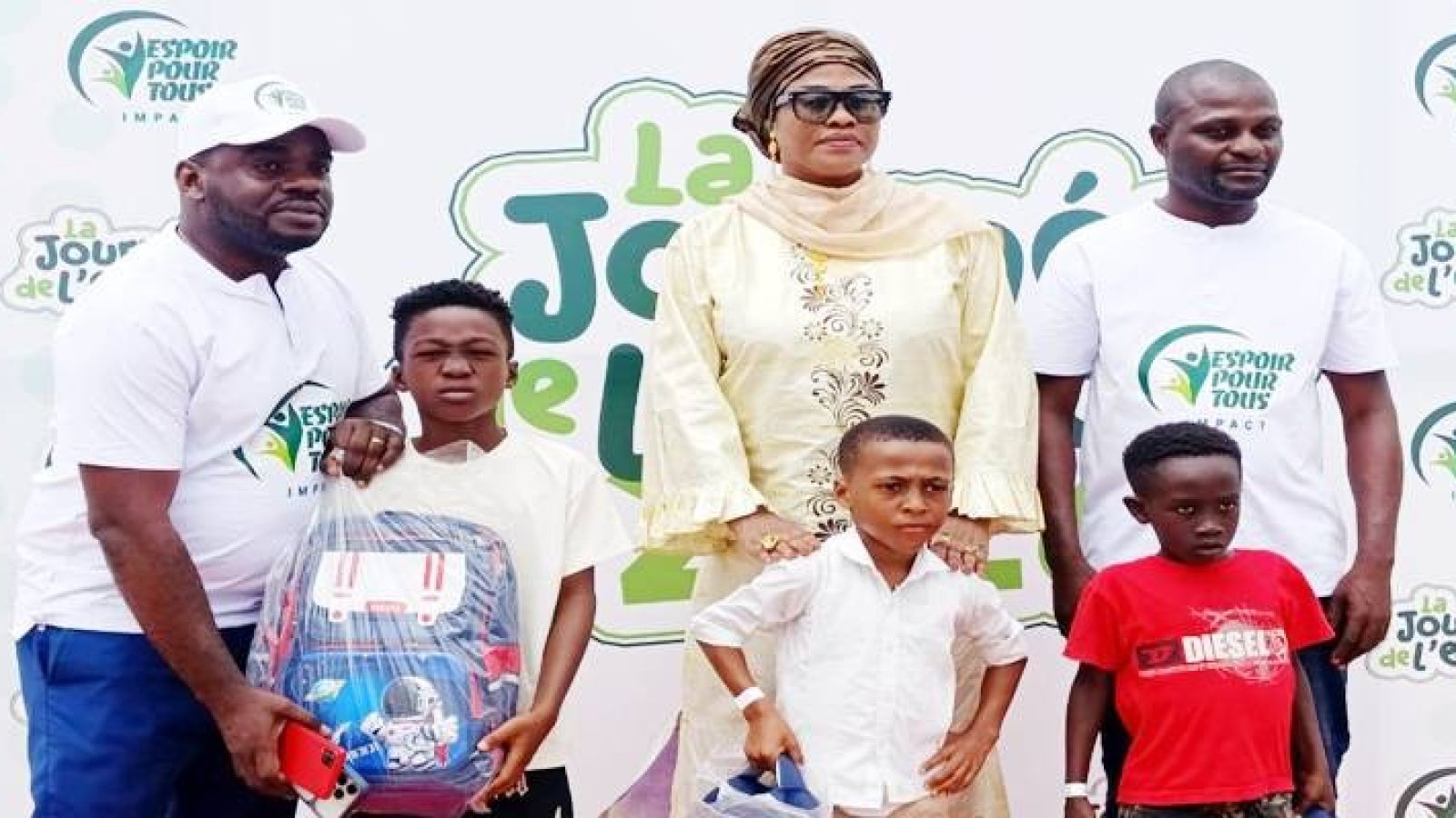 Journée de l’espoir : 600 enfants reçoivent des kits scolaires pour la rentrée à Abidjan