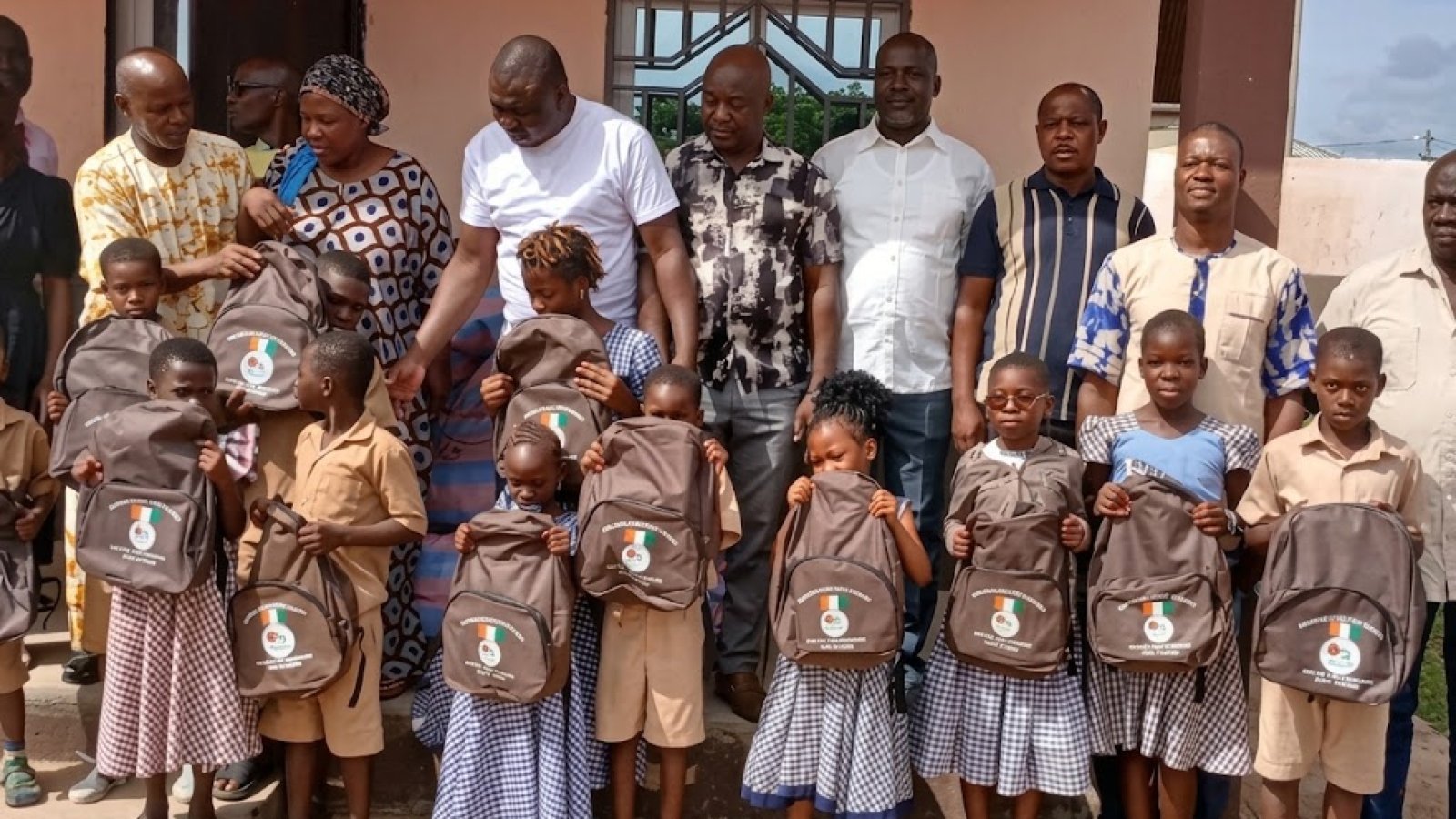 Bouna : l’OIA de la filière anacarde offre 300 kits scolaires aux élèves du groupe scolaire Bouna 3