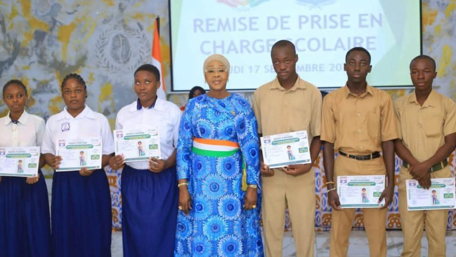 Anyama : La maire offre des prises en charge scolaires à 100 élèves issus de familles modestes
