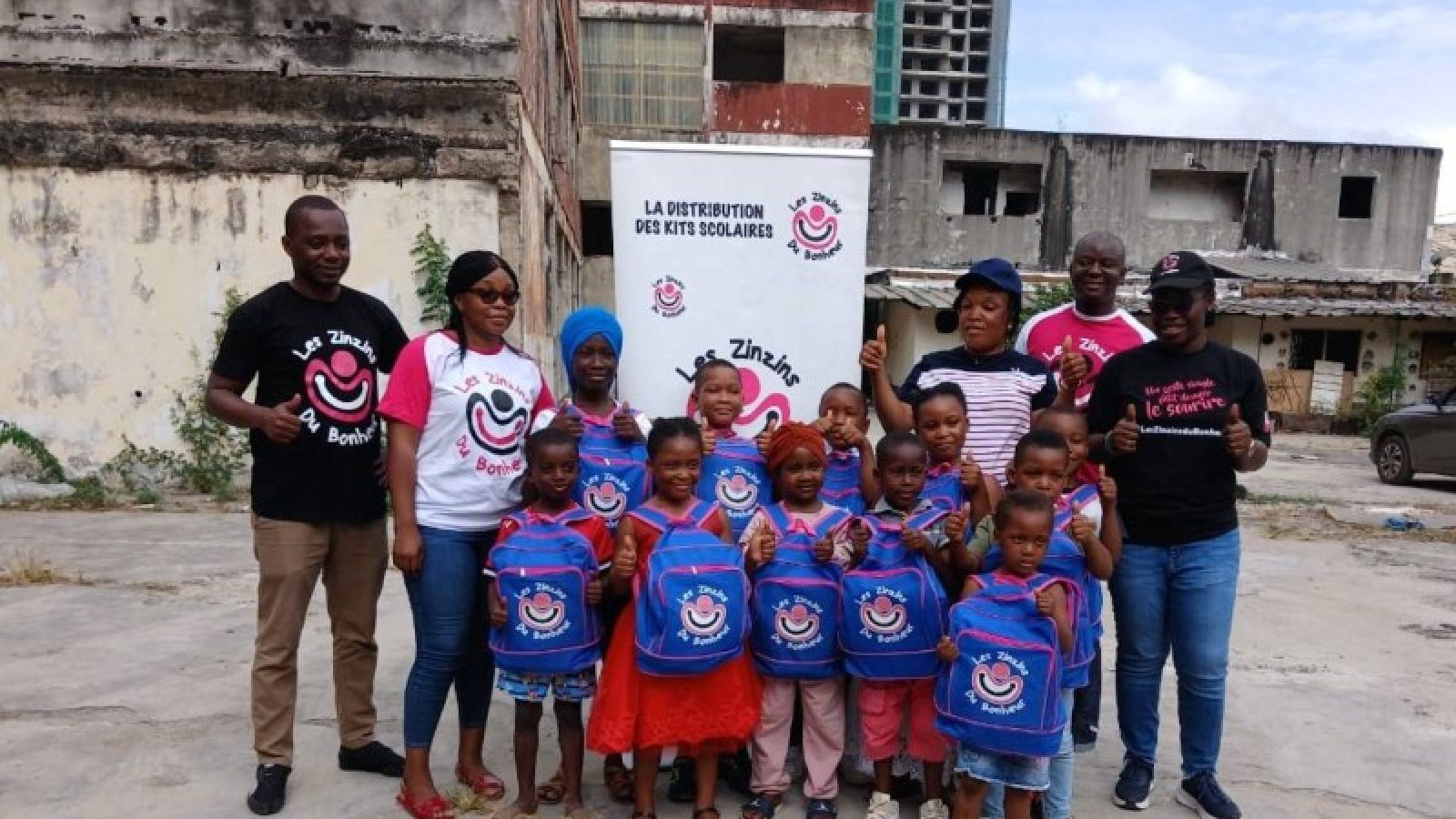 Marcory : « Les Zinzins du bonheur » offrent 60 kits scolaires aux enfants de familles déguerpies