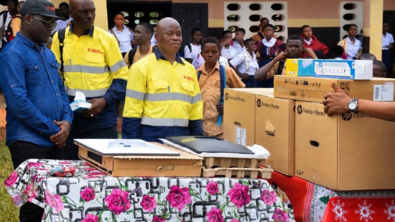 Gontougo : Koulou Gold équipe trois lycées en matériel informatique et récompense 42 élèves