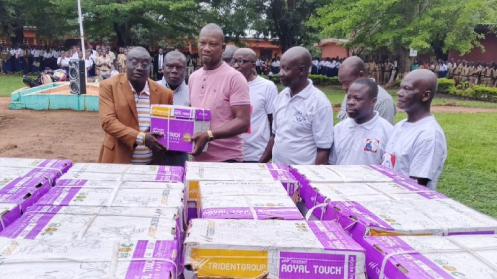 Vavoua : la Fondation Moussa Konaté soutient le lycée moderne avec un don de fournitures scolaires