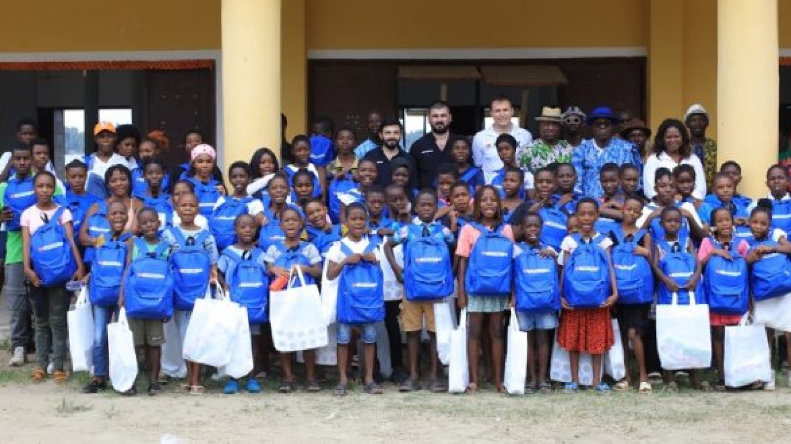 Rentrée scolaire 2026-2027 : Karpowership offre 170 kits scolaires à des élèves d’Azito et Béago