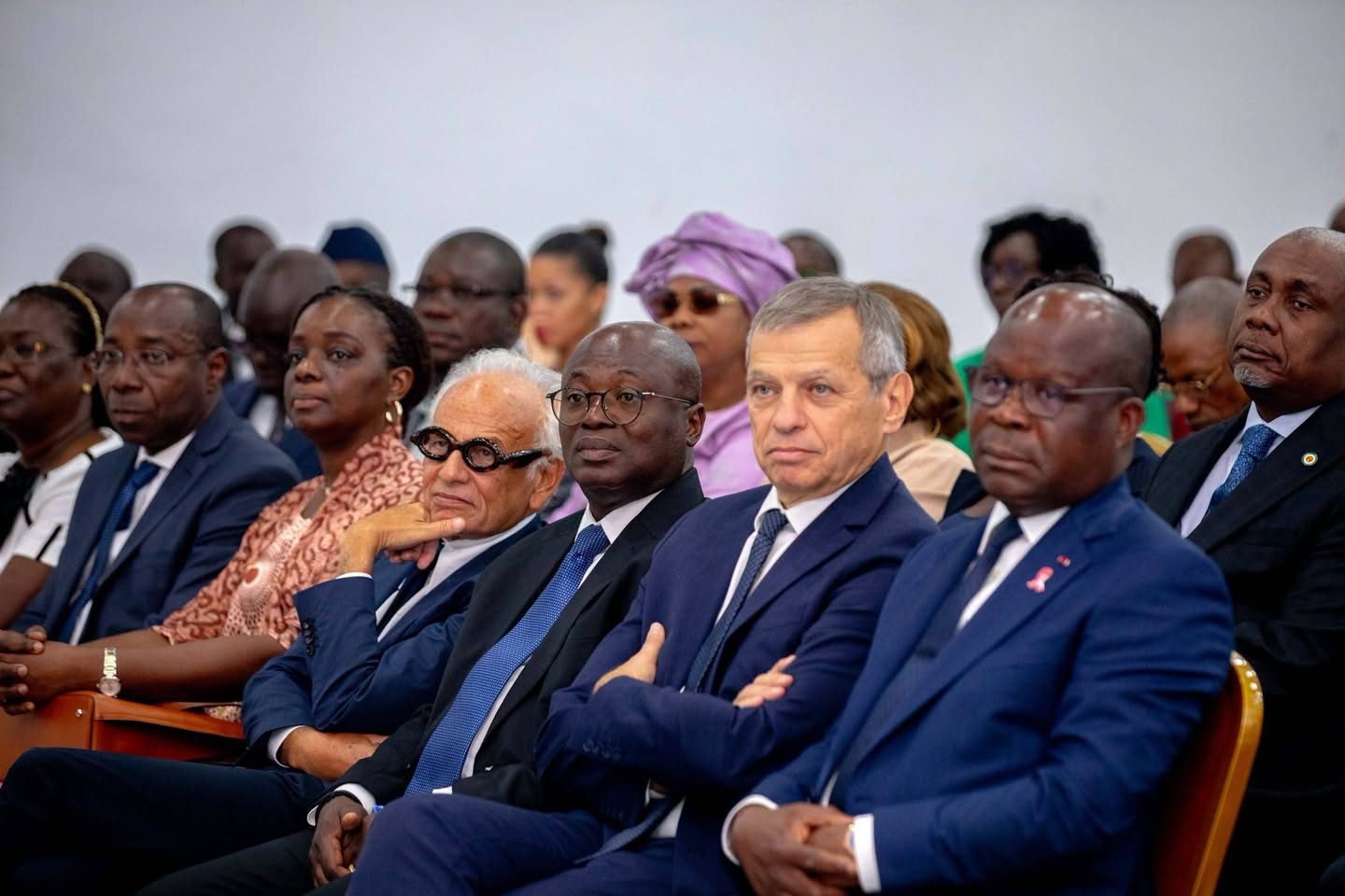 Assemblée nationale : Pierre N’gou DIMBA échange avec les députés à l’occasion de la première conférence de la rotonde