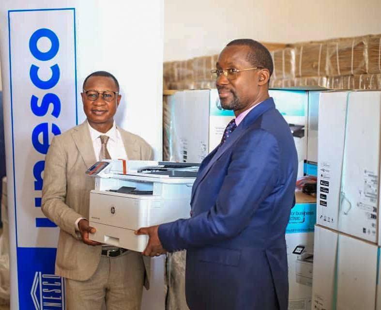 Burundi / Éducation : L’UNESCO remet un important lot de matériel informatique au ministère burundais