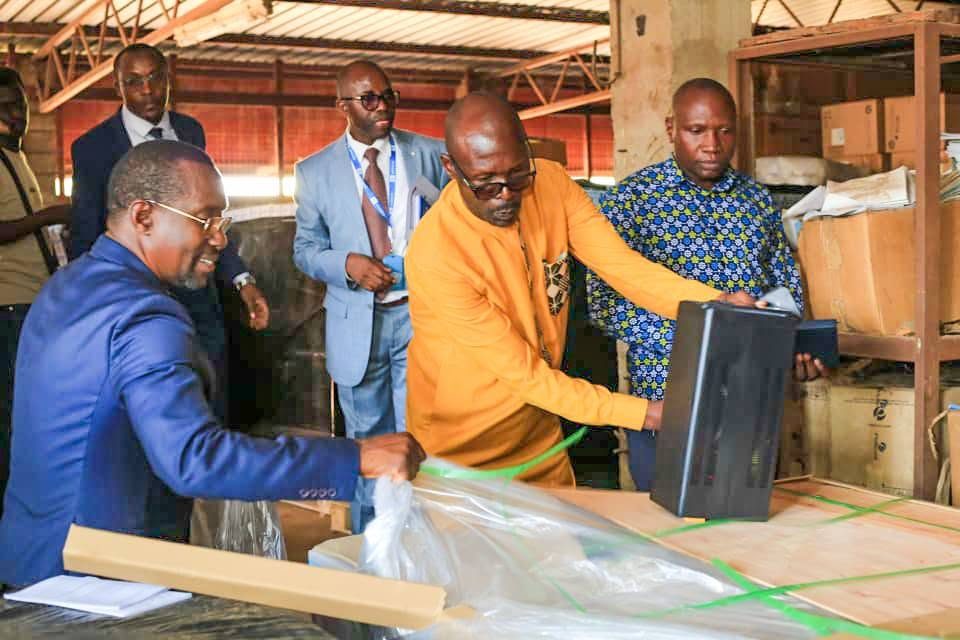 Burundi / Éducation : L’UNESCO remet un important lot de matériel informatique au ministère burundais