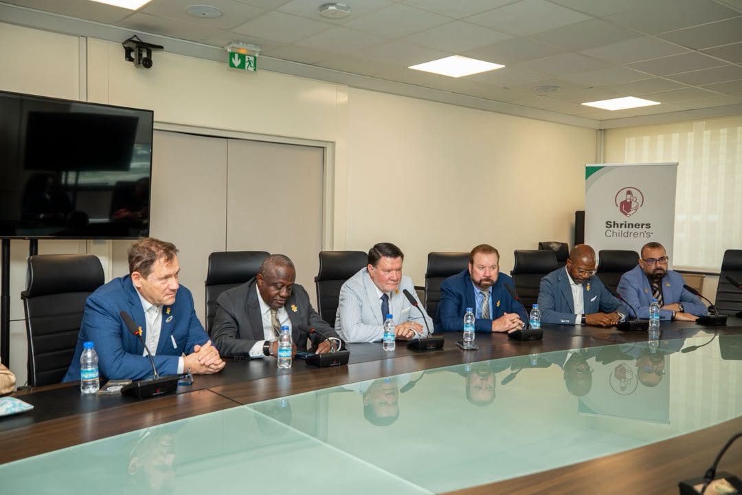 Coopération sanitaire : Pierre N’Gou Dimba échange avec une délégation de Shriners Children’s USA