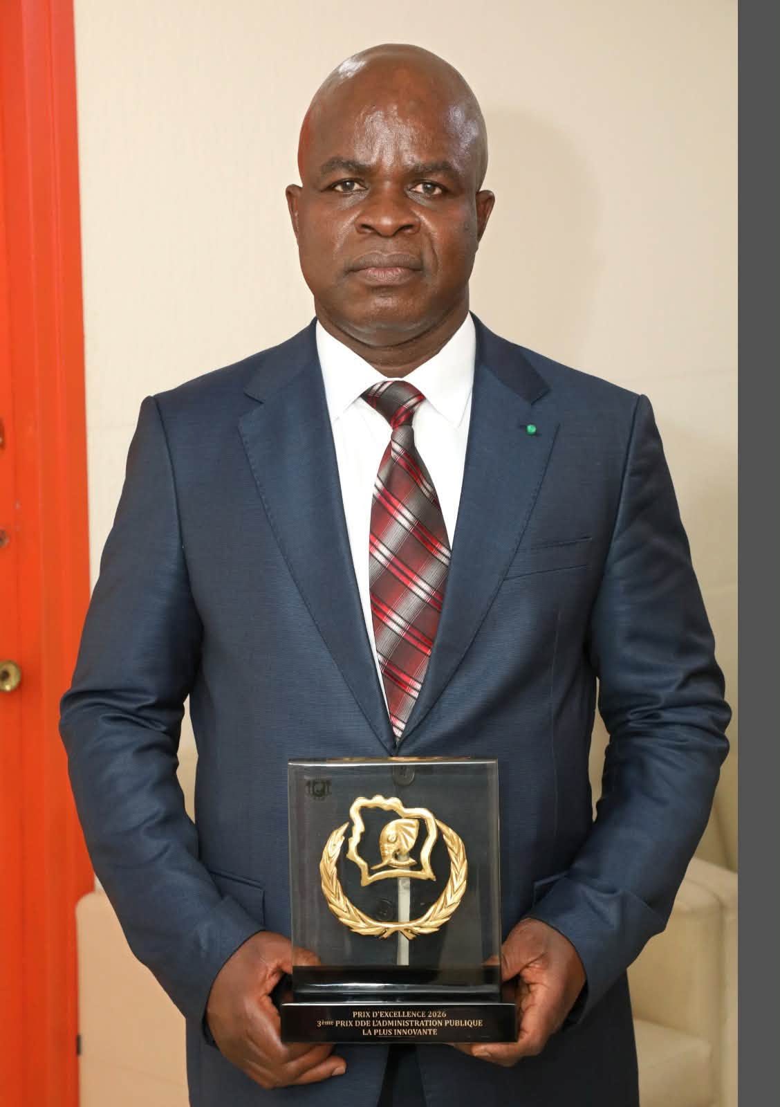 Prix national d’Excellence 2026 : Jean-Louis Moulot félicite le Directeur des Examens et Concours