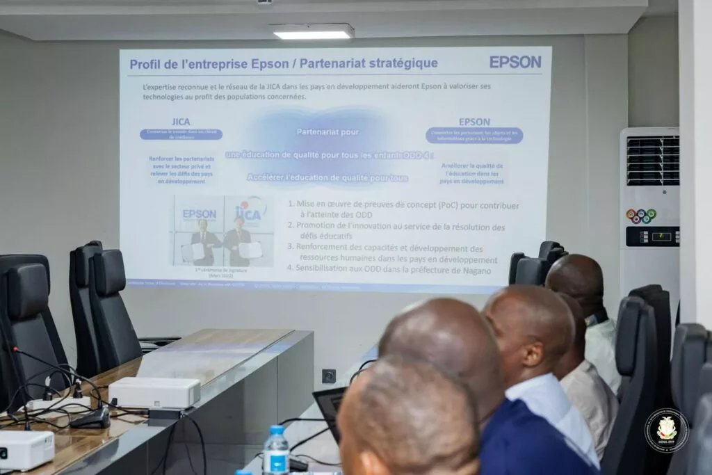 Guinée / Transformation Numérique – Coopération technologique : Le ministre Alpha Bacar Barry échange avec une délégation d’Epson