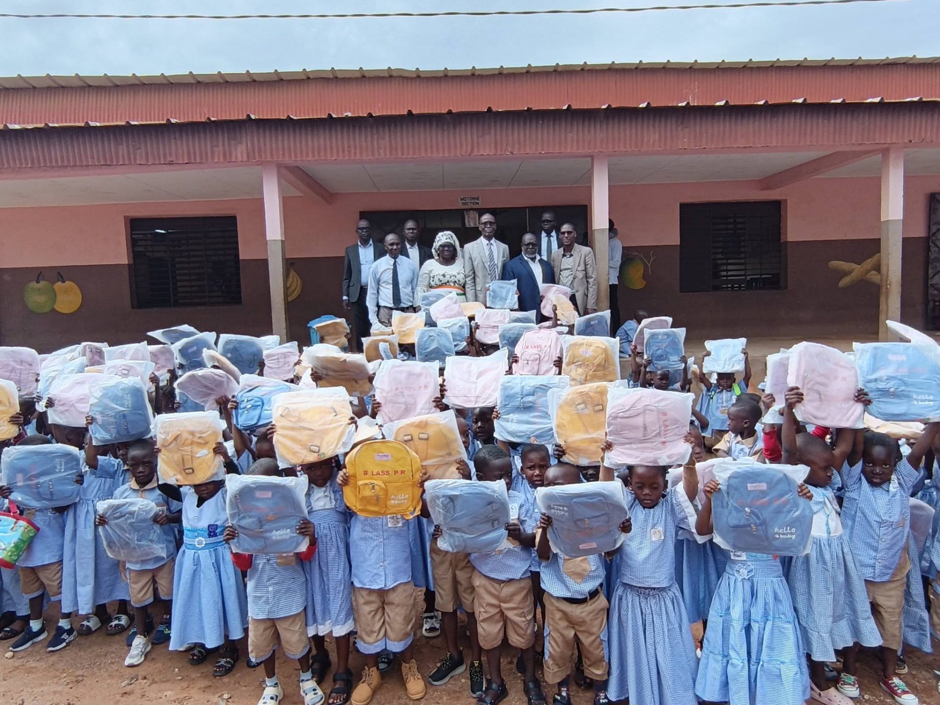 Rentrée scolaire 2026 : « Un écolier, un cartable » apporte son soutien aux élèves de Korhogo