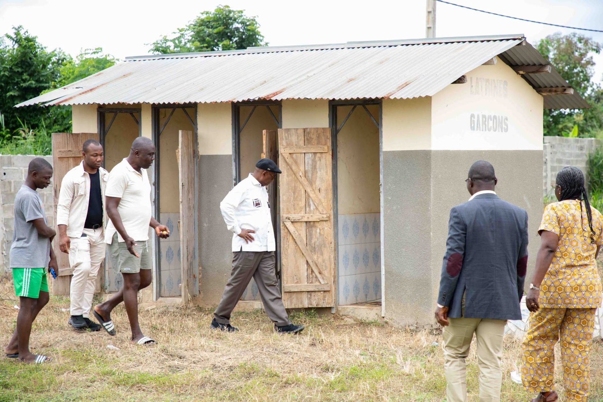 MENAET : N’Guessan KOFFI visite des établissements scolaires à Béoumi et appelle à la mobilisation pour leur réhabilitation