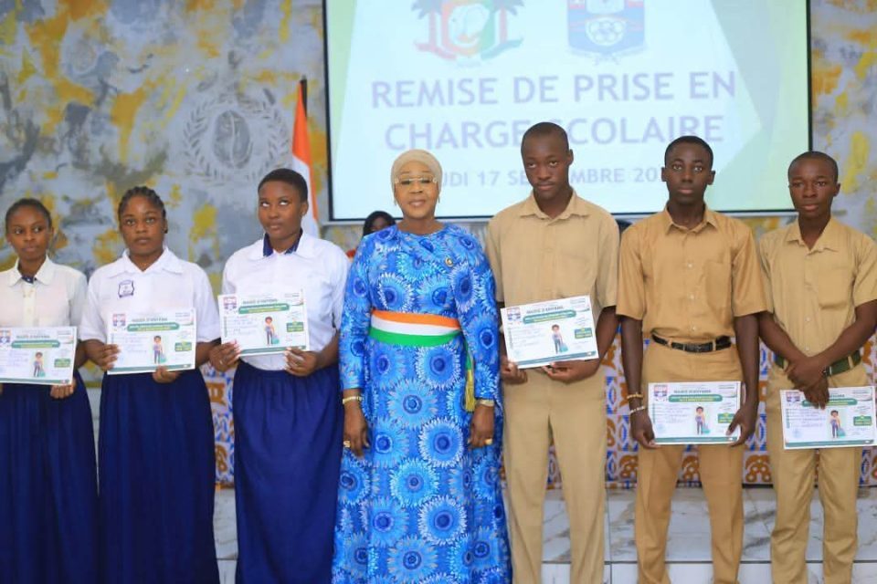 Anyama : La maire offre des prises en charge scolaires à 100 élèves issus de familles modestes