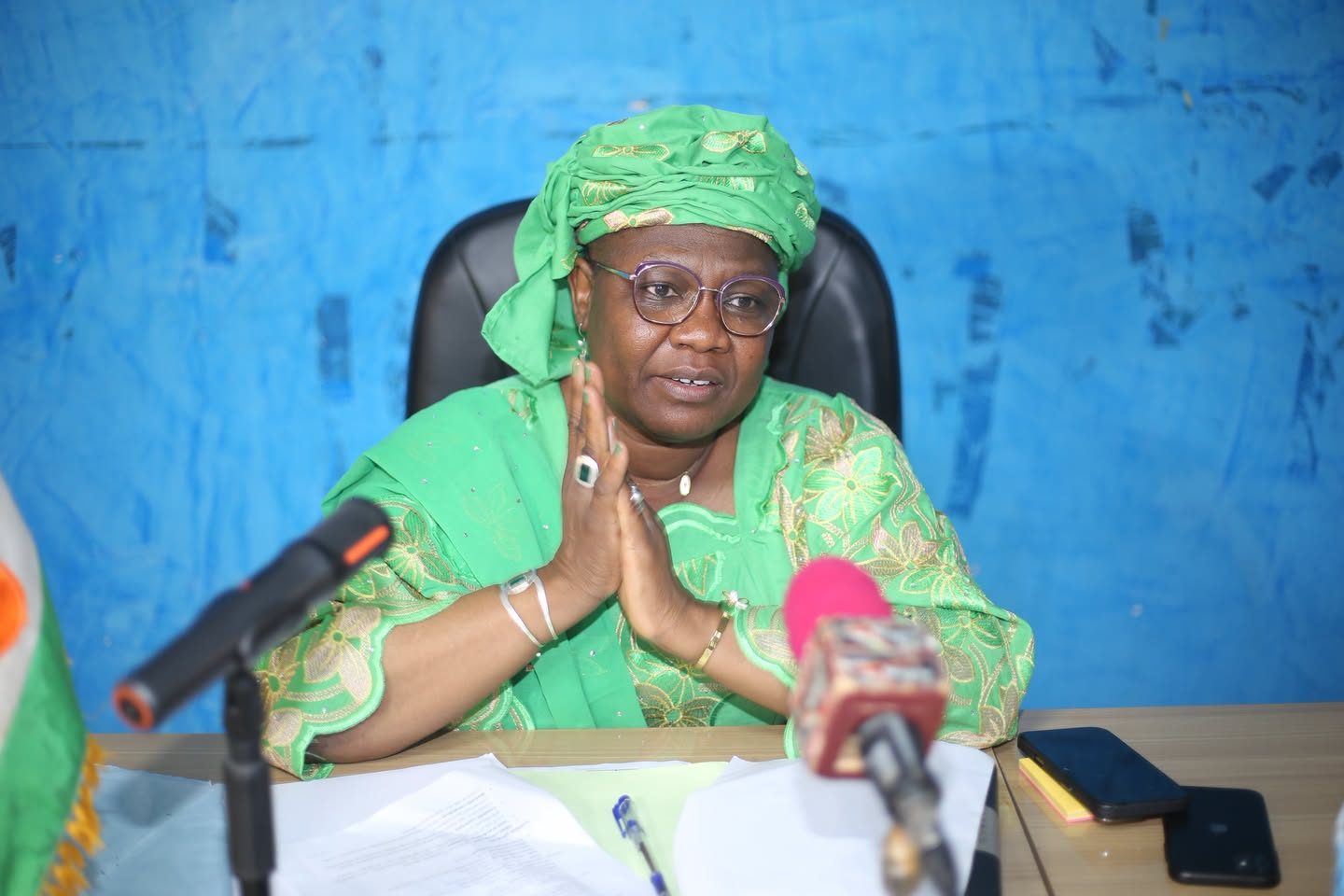 Niger / Collège scientifique de Zinder : La Ministre Dr Élisabeth Shérif échange avec les entreprises en charge des travaux.