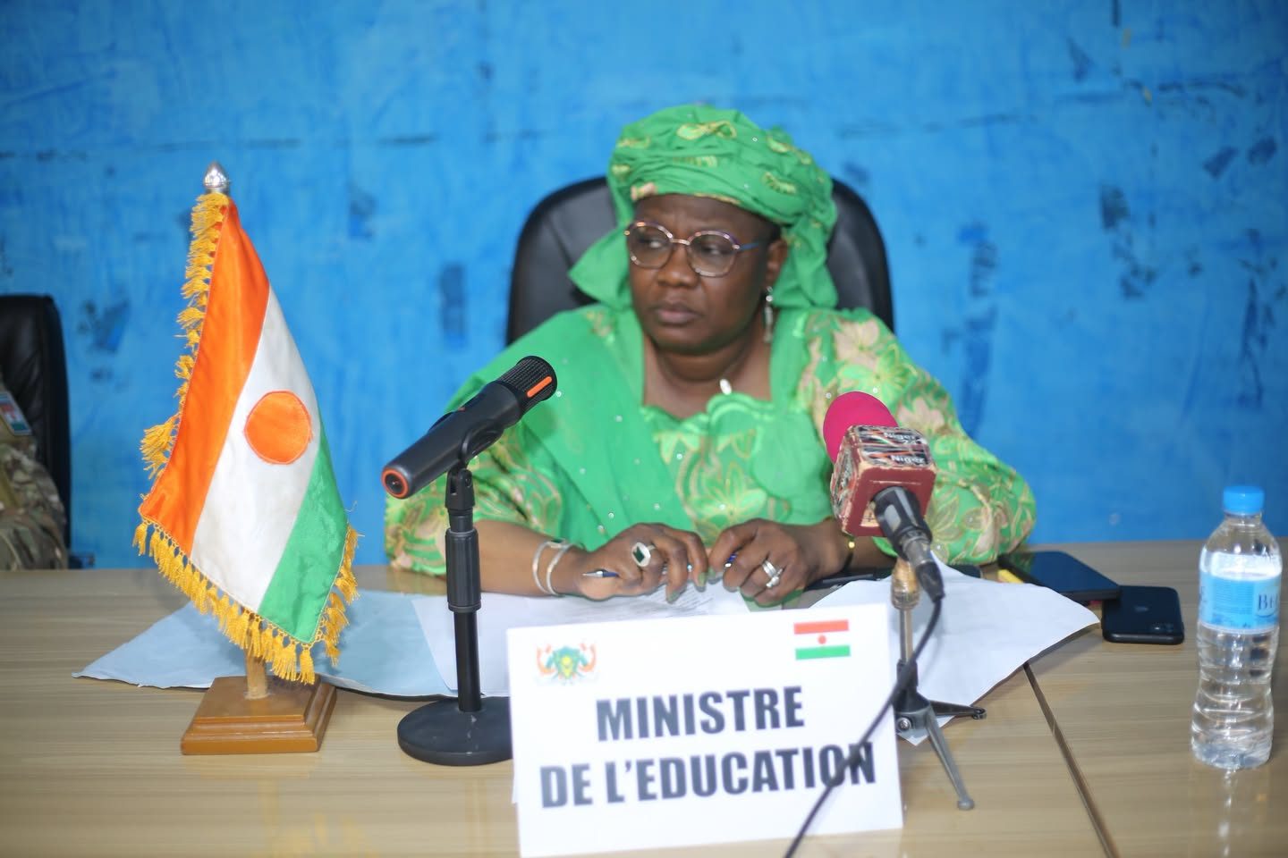 Niger / Collège scientifique de Zinder : La Ministre Dr Élisabeth Shérif échange avec les entreprises en charge des travaux.