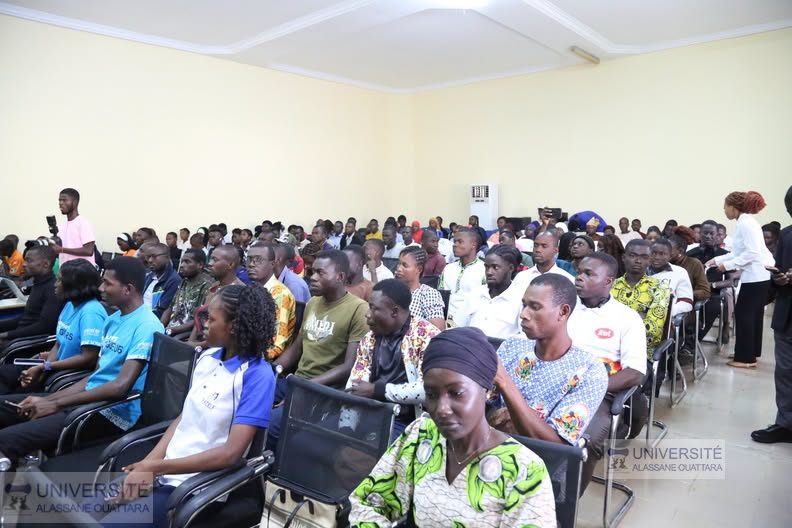 UAO : L'Ambassadeur des Pays-Bas présente le programme Orange Corners aux étudiants