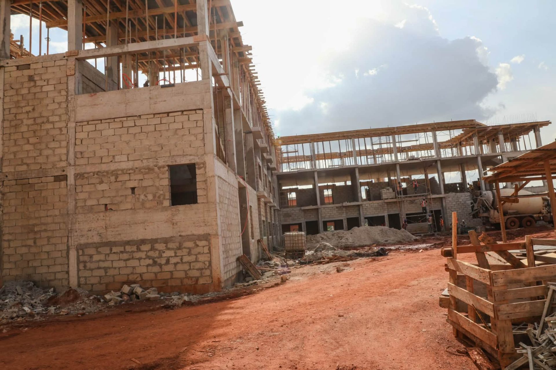 Daloa : Jean-Louis Moulot visite le chantier du futur lycée technique et professionnel