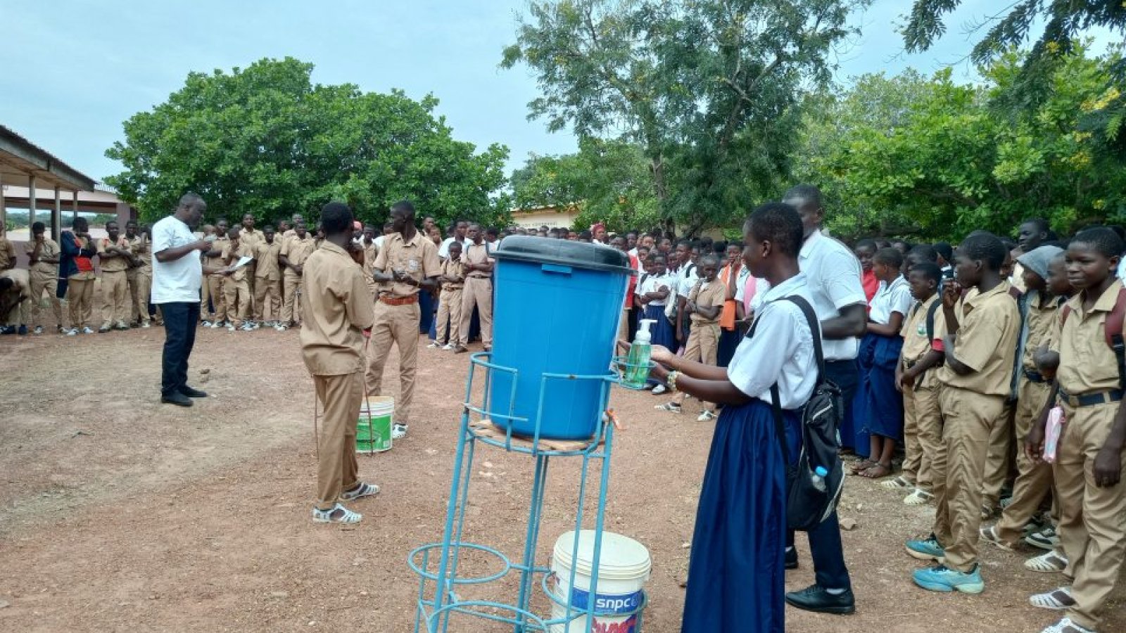 Lavage des mains : les élèves du lycée moderne de Minignan sensibilisés aux gestes préventifs