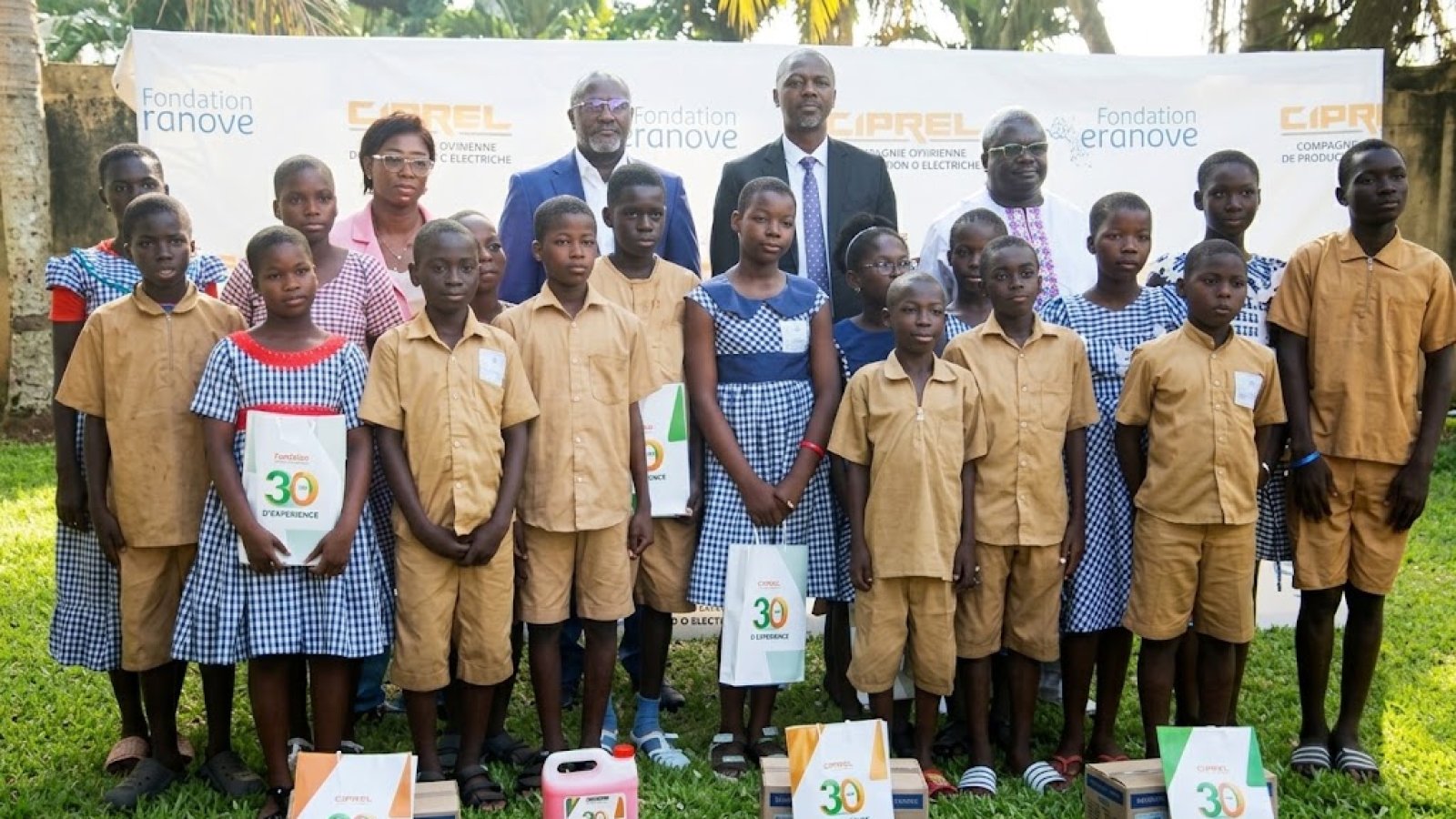 Port-Bouët : la CIPREL et la Fondation Eranove offrent près de 4 000 kits scolaires aux élèves de Vridi