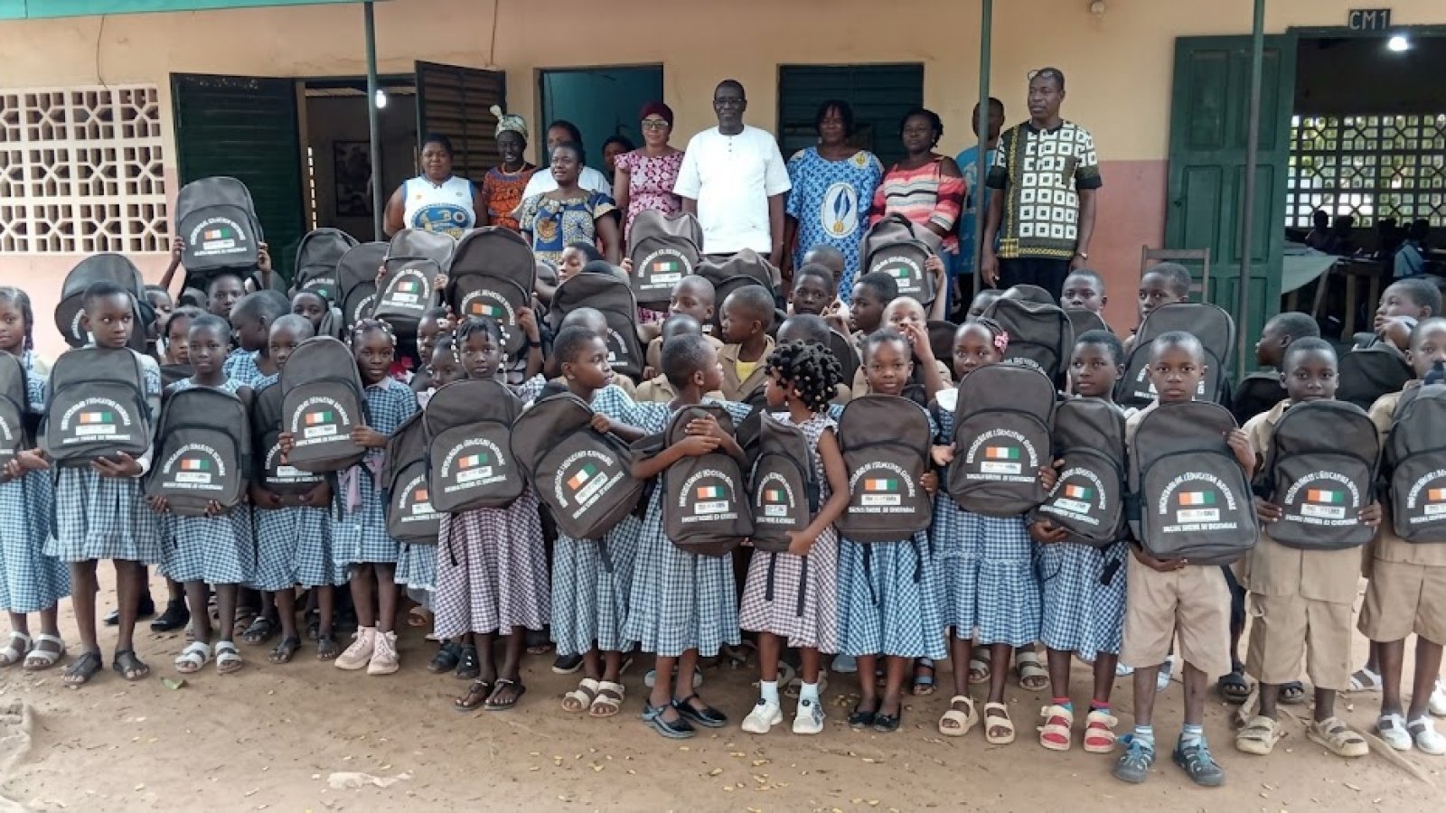 Abengourou : Maurice Sawadogo offre des kits scolaires à des élèves issus de familles démunies